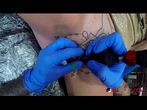 ❤️ Extremt tatuerade snyggingen Sully Savage fick en tatuering på sin klitoris ️ Porno vk at sv.klassikaprint.ru ❌️